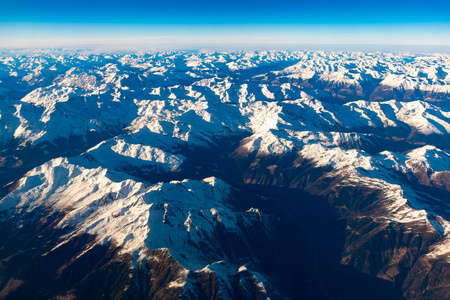 下午飞行期间, 瑞士意大利和奥地利阿尔卑斯山与雪山顶部的鸟图向东
