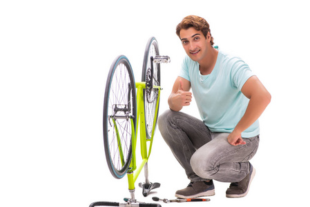 人修理他的自行车查出在白色背景