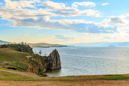 小海湾海岸奥克洪岛贝加尔湖。 俄罗斯