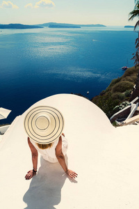 豪华旅行度假女性，看希腊圣托里尼岛的风景。令人惊叹的海景和卡尔德拉。