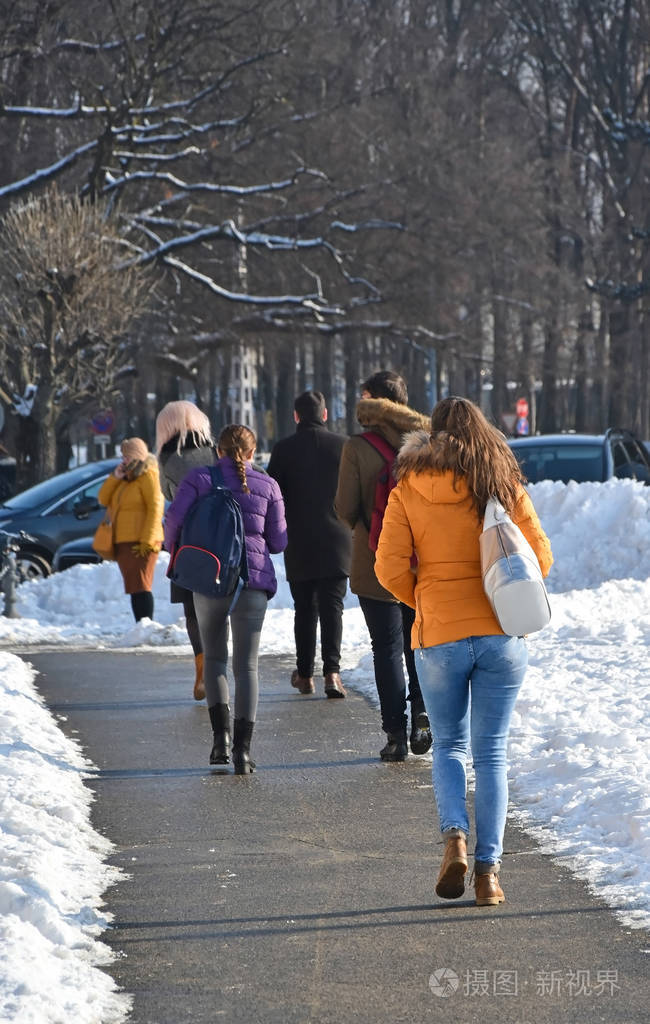 冬天人们在街上散步