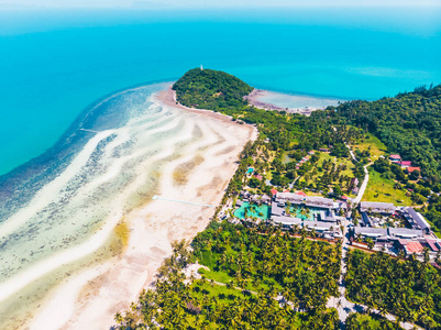 观赏美丽的热带海滩和海洋，岛上有树木供旅行和度假