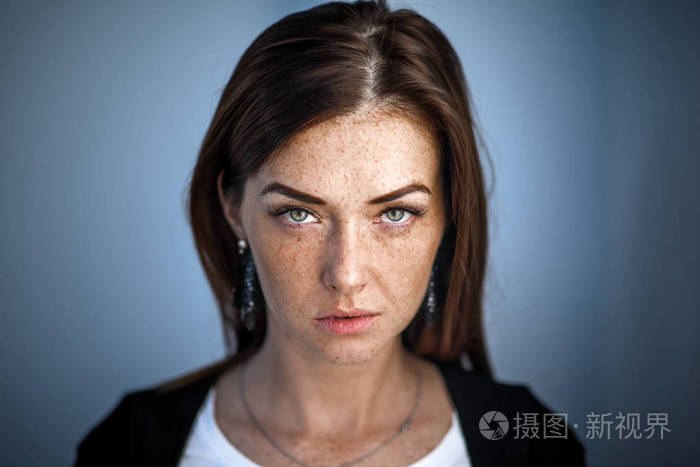 城市环境中的现代女孩.雀斑脸