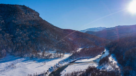 日落时可以看到雪山的鸟图。位置位置 psebai, 俄国