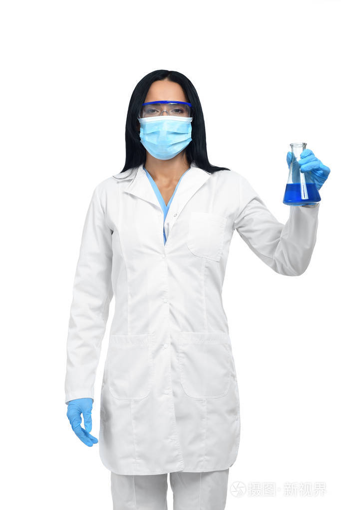 戴蓝色手套的科学家处理危险液体.