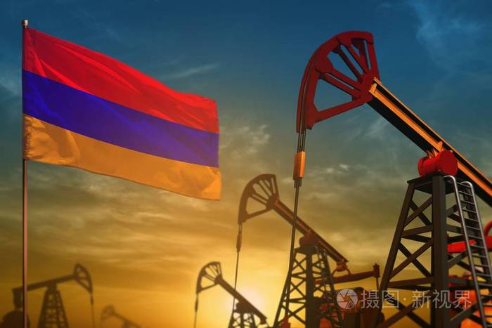 亚美尼亚石油工业概念工业插图。 飘扬的亚美尼亚国旗和油井在蓝色和黄色日落天空背景3D插图。