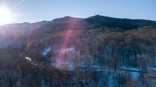 日落时可以看到雪山的鸟图。位置位置 psebai, 俄国