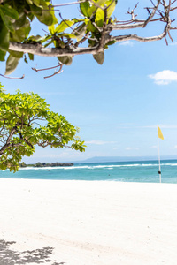 迷人的热带海滩与白色的沙子。美丽的背景。巴厘岛
