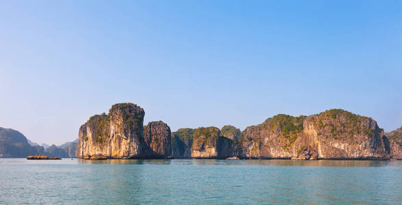 越南北部哈龙湾全景景观。 海湾由一些石灰岩整体岛屿组成，每个岛屿顶部都有从海洋中升起的厚厚的丛林植被。