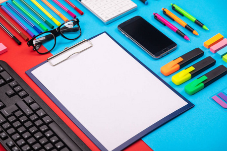 平面式办公桌组合, 配有智能手机剪贴板贴纸和彩色蓝色和红色背景的笔