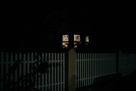 夜街道场面与轻在窗口栅栏图片
