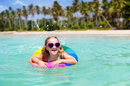 小女孩在异国情调的海里游泳. 和孩子一起度假.