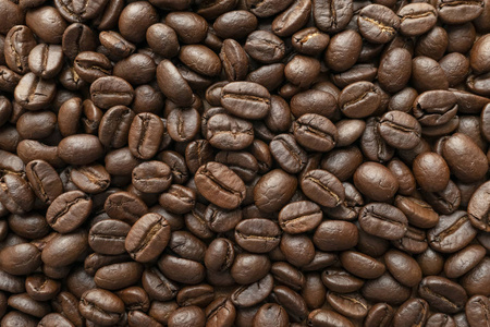 烤咖啡豆作为背景。 关闭图像。