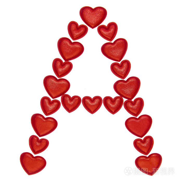 字母a由装饰性的红心制成. 孤立在白色背景上.