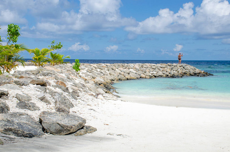 这个人在马尔代夫岛上花费了一幅海洋海滩的风景图