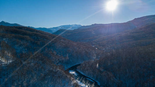 日落时可以看到雪山的鸟图。位置位置 psebai, 俄国