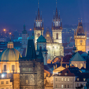 布拉格夜景，屋顶，城堡和教堂，圆顶，欧洲