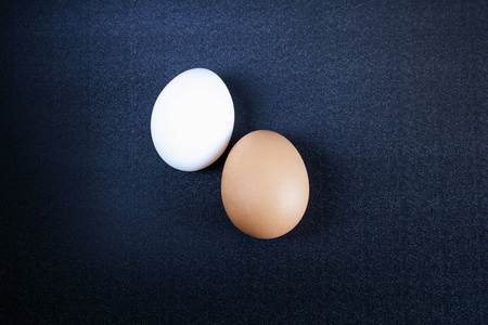 背景板托盘中的鸡蛋