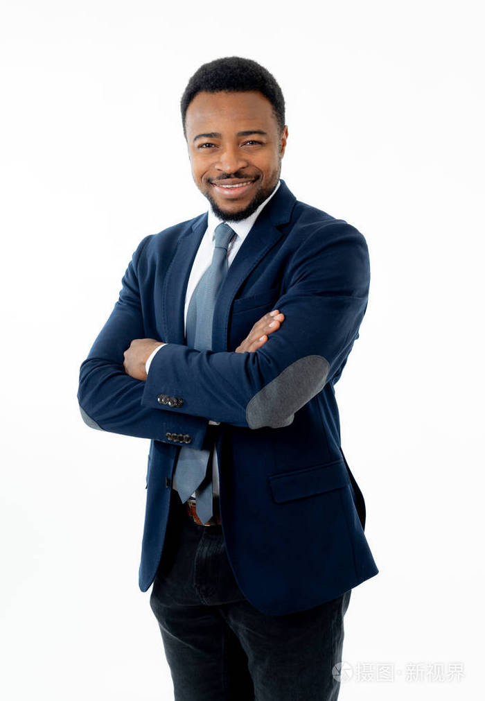 半长肖像自信英俊的非裔美国商人在时尚现代正式穿西装站立和看起来