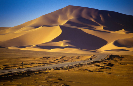 非洲撒哈拉沙漠上蜿蜒曲折的道路