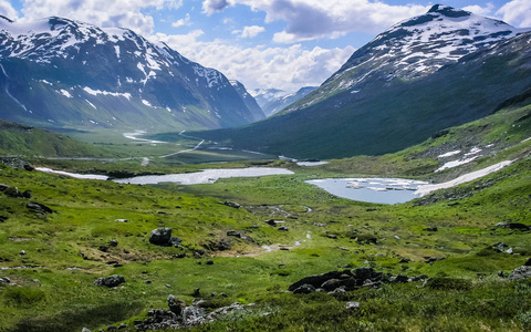 去挪威旅行。 山湖峡湾和山谷。