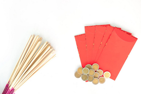 中国新年快乐手拿红包或称安宝币和香棒，白色背景隔离