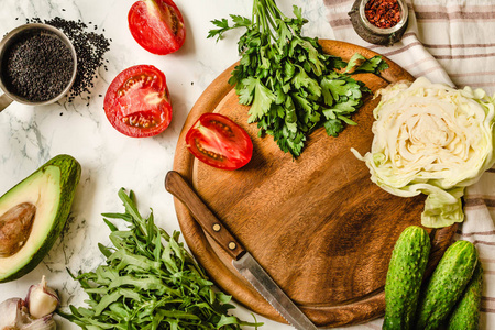 新鲜的花园蔬菜，西红柿和黄瓜在烹饪桌上。 俯视。清洁饮食。 饮食食品概念。 健康的食物背景。