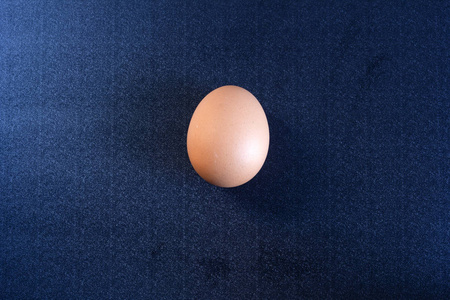 背景板托盘中的鸡蛋