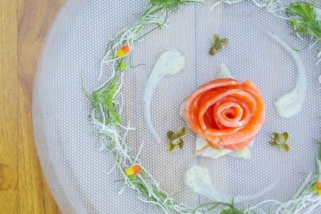 健康的鲑鱼开胃菜创意食物概念图片