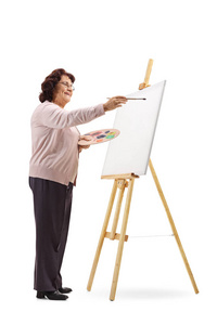 一位老年妇女用白色背景上的帆布上的油漆作画