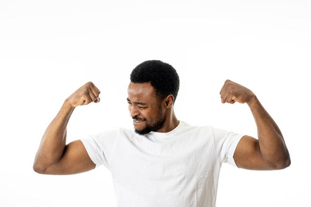 年轻,强壮,英俊,非裔美国人,展示手臂肌肉,微笑,自豪,在人们快乐,健身
