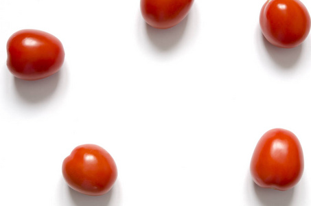 白色背景上分离的新鲜西红柿。