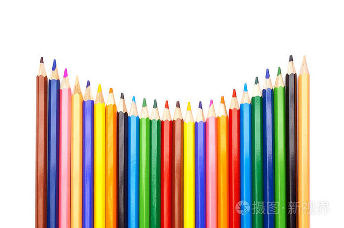 不同颜色的铅笔接近12种颜色的彩虹