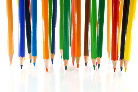 不同颜色的铅笔接近12种颜色的彩虹