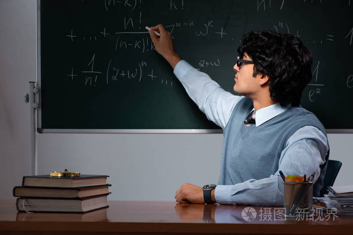 黑板前的年轻数学老师