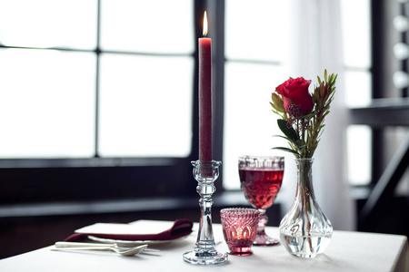 活动桌上有花瓶蜡烛玻璃烛台毛巾和酒杯