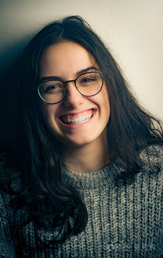 一位戴眼镜,面带微笑的漂亮少女的肖像照片-正版商用图片182qu7-摄图