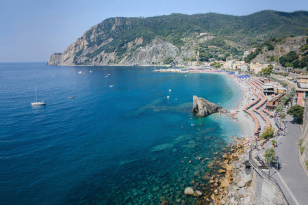 蒙特罗索阿尔马雷海滩全景在夏季季节，一个沿海村庄和度假胜地在辛克特里利古里亚意大利。