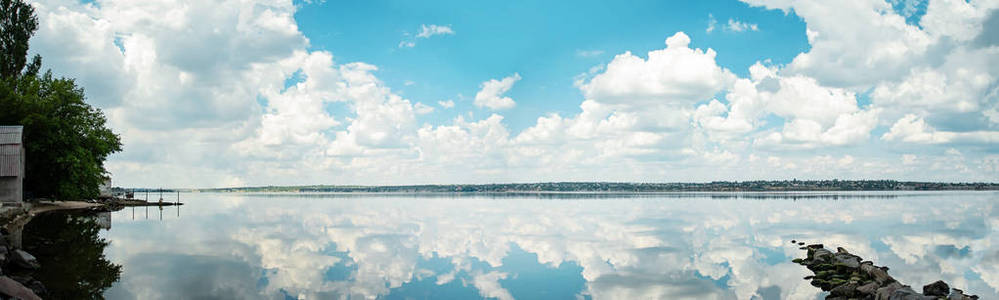 奇妙的风景。 云彩和河流。 镜子水。 蓝色湖泊与多云的天空自然系列。 全景图