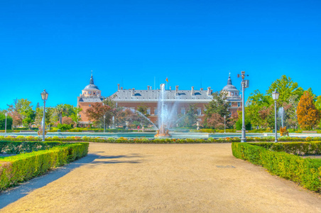 阿兰若兹王宫，在喷泉后面看到