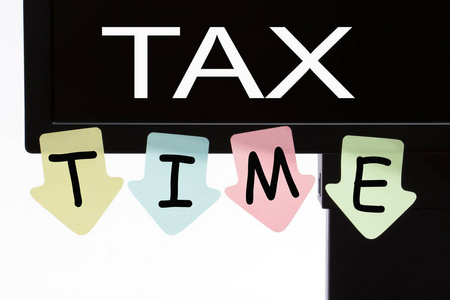 税务时间写在电脑显示和提醒说明。 商业概念。