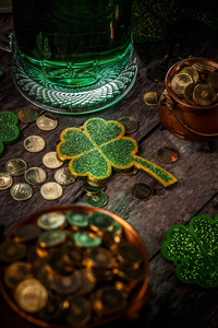 圣帕特里克节概念绿色三叶草与一整壶金币