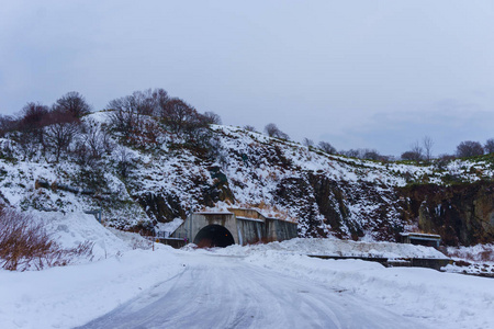 美丽的冬季景观与冬季森林下的雪粉雪在北海道日本的一条道路上