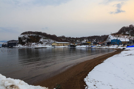 美丽的冬季景观与冬季森林下的雪粉雪在北海道日本的一条道路上