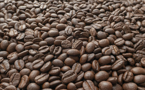 烤咖啡豆作为背景。 关闭图像。