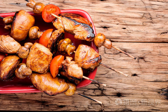 蘑菇串上的鸡串.烤肉