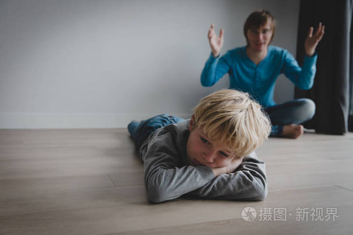 父子冲突侵略虐待误解