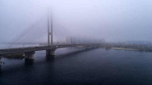 在雾中的桥梁。南地铁索桥鸟图。乌克兰基辅