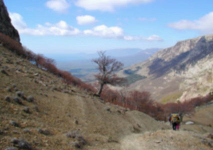 模糊的背景山脉景观与徒步旅行轨道从卡拉比高原，克里米亚