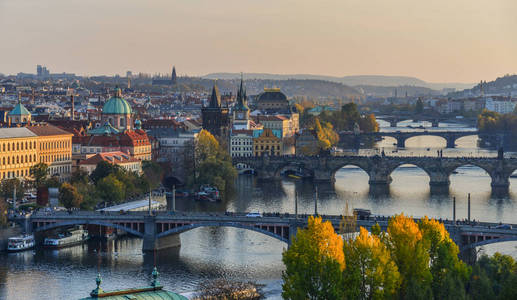 阳光明媚的一天，布拉格的桥梁越过Vltava河。从捷克共和国布拉格的莱特纳山观赏风景。
